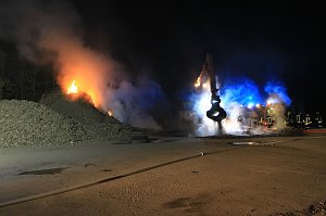 Holz brennt an Landkreisgrenze