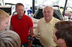Autos an THC-M&auml;dels &uuml;bergeben