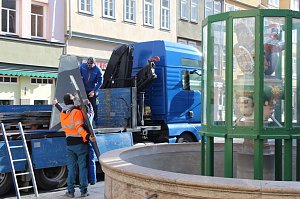 Brunnenabdeckung und Fr&uuml;hjahrsputz vorm Rathaus