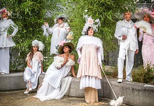 Ein gnadenlos schickes Theater streichelt auf der B&uuml;hne im Arboretum die Augen der G&auml;ste