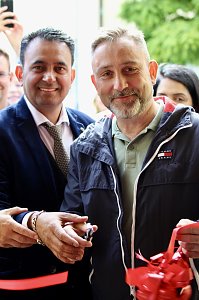 Gianni Ramzan und B&uuml;rgermeister Matthias Reinz bei der Er&ouml;ffnung des Punjabi Bad&acute;sha in Bad Langensalza