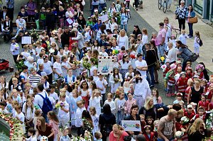 Auftakt zum Brunnenfest in Bad Langensalza mit vielen bunt geschm&uuml;ckten Kindern am Rathausbrunnen
