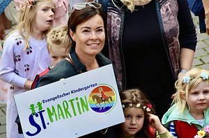 Auftakt zum Brunnenfest in Bad Langensalza mit vielen bunt geschm&uuml;ckten Kindern am Rathausbrunnen