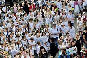 Auftakt zum Brunnenfest in Bad Langensalza mit vielen bunt geschm&uuml;ckten Kindern am Rathausbrunnen