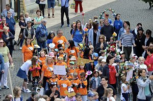 Auftakt zum Brunnenfest in Bad Langensalza mit vielen bunt geschm&uuml;ckten Kindern am Rathausbrunnen