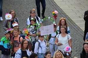 Auftakt zum Brunnenfest in Bad Langensalza mit vielen bunt geschm&uuml;ckten Kindern am Rathausbrunnen