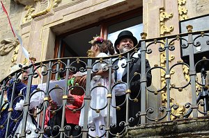 Auftakt zum Brunnenfest in Bad Langensalza mit vielen bunt geschm&uuml;ckten Kindern am Rathausbrunnen