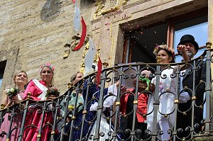 Auftakt zum Brunnenfest in Bad Langensalza mit vielen bunt geschm&uuml;ckten Kindern am Rathausbrunnen