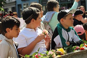 Auftakt zum Brunnenfest in Bad Langensalza mit vielen bunt geschm&uuml;ckten Kindern am Rathausbrunnen