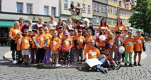 Auftakt zum Brunnenfest in Bad Langensalza mit vielen bunt geschm&uuml;ckten Kindern am Rathausbrunnen
