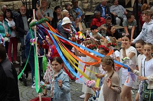 211. Brunnenfestumzug in Bad Langensalza mit vielen fr&ouml;hlichen Akteuren
