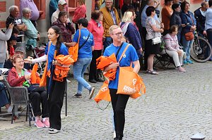 211. Brunnenfestumzug in Bad Langensalza mit vielen fr&ouml;hlichen Akteuren