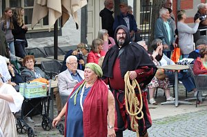 211. Brunnenfestumzug in Bad Langensalza mit vielen fr&ouml;hlichen Akteuren