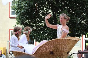 211. Brunnenfestumzug in Bad Langensalza mit vielen fr&ouml;hlichen Akteuren