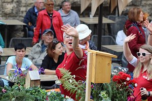Teilnehmerinnen und Teilnehmer des Festumzuges zum 211. Brunnenfest in Bad Langensalza 