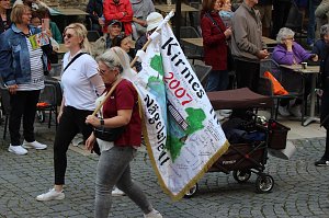 Teilnehmerinnen und Teilnehmer des Festumzuges zum 211. Brunnenfest in Bad Langensalza 