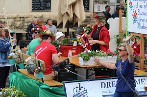 Teilnehmerinnen und Teilnehmer des Festumzuges zum 211. Brunnenfest in Bad Langensalza 
