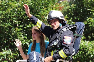 Teilnehmerinnen und Teilnehmer des Festumzuges zum 211. Brunnenfest in Bad Langensalza 