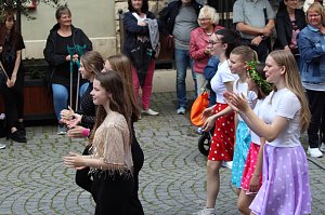 Teilnehmerinnen und Teilnehmer des Festumzuges zum 211. Brunnenfest in Bad Langensalza 