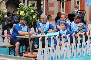 Teilnehmerinnen und Teilnehmer des Festumzuges zum 211. Brunnenfest in Bad Langensalza 