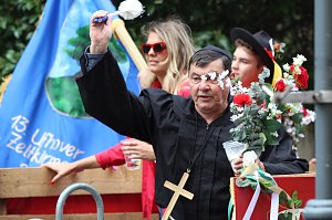 Teilnehmerinnen und Teilnehmer des Festumzuges zum 211. Brunnenfest in Bad Langensalza 