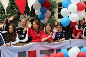 Teilnehmerinnen und Teilnehmer des Festumzuges zum 211. Brunnenfest in Bad Langensalza 