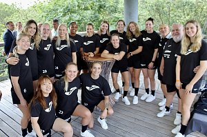 Die Handballerinnen des THC beim Besuch von Friedrich Merz (CDU) auf dem Baumkronenpfad im Nationalpark Hainich