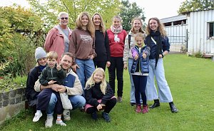 Teilnehmerinnen und Teilnehmer des Erlebnis-Wandervormittag mit den Unstrut Lamas