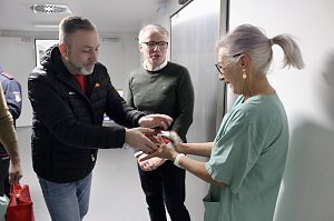 Im neuen OP-Bereich &uuml;berreiche B&uuml;rgermeister Reinz der leitenden Schwester Barbara einen kleinen Christstollen