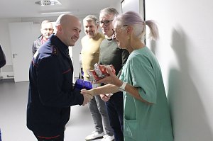Stadtbrandmeister Dierbach im Gespr&auml;ch mit Schwester Barbara 