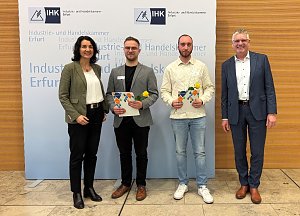 Dr. Cornelia Haase-Lerch, Hauptgesch&auml;ftsf&uuml;hrerin der IHK Erfurt, Niklas Kastner aus Kirchgandern, Industriekaufmann, Stadtwerke Heilbad Heiligenstadt GmbH, Tristan Rode aus Worbis, Industriemechaniker Eichsfelder Schraubenwerk GmbH, Heilbad Heiligenstadt und Thomas Fahlbusch, Abteilungsleiter Aus- und Weiterbildung der IHK Erfurt