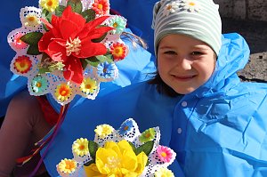 Einhundertundzwanzig Kindergartenkinder feierten mit ihren Erzieherinnen und Erziehern das 20. Jubil&auml;um des Schwefel-Sole-Heilbades Bad Langensalza mit einem Festumzug