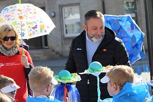 Einhundertundzwanzig Kindergartenkinder feierten mit ihren Erzieherinnen und Erziehern das 20. Jubil&auml;um des Schwefel-Sole-Heilbades Bad Langensalza mit einem Festumzug