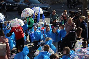 Einhundertundzwanzig Kindergartenkinder feierten mit ihren Erzieherinnen und Erziehern das 20. Jubil&auml;um des Schwefel-Sole-Heilbades Bad Langensalza mit einem Festumzug