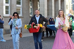 Einhundertundzwanzig Kindergartenkinder feierten mit ihren Erzieherinnen und Erziehern das 20. Jubil&auml;um des Schwefel-Sole-Heilbades Bad Langensalza mit einem Festumzug