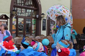 Einhundertundzwanzig Kindergartenkinder feierten mit ihren Erzieherinnen und Erziehern das 20. Jubil&auml;um des Schwefel-Sole-Heilbades Bad Langensalza mit einem Festumzug