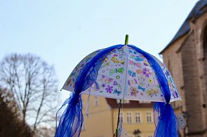 Einhundertundzwanzig Kindergartenkinder feierten mit ihren Erzieherinnen und Erziehern das 20. Jubil&auml;um des Schwefel-Sole-Heilbades Bad Langensalza mit einem Festumzug