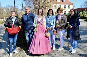 Einhundertundzwanzig Kindergartenkinder feierten mit ihren Erzieherinnen und Erziehern das 20. Jubil&auml;um des Schwefel-Sole-Heilbades Bad Langensalza mit einem Festumzug
