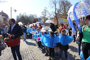 Einhundertundzwanzig Kindergartenkinder feierten mit ihren Erzieherinnen und Erziehern das 20. Jubil&auml;um des Schwefel-Sole-Heilbades Bad Langensalza mit einem Festumzug