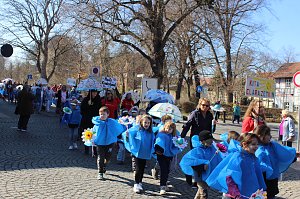 Einhundertundzwanzig Kindergartenkinder feierten mit ihren Erzieherinnen und Erziehern das 20. Jubil&auml;um des Schwefel-Sole-Heilbades Bad Langensalza mit einem Festumzug