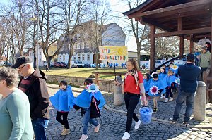 Einhundertundzwanzig Kindergartenkinder feierten mit ihren Erzieherinnen und Erziehern das 20. Jubil&auml;um des Schwefel-Sole-Heilbades Bad Langensalza mit einem Festumzug