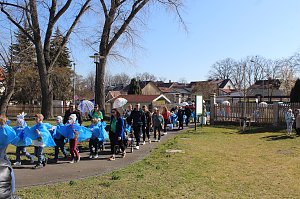 Einhundertundzwanzig Kindergartenkinder feierten mit ihren Erzieherinnen und Erziehern das 20. Jubil&auml;um des Schwefel-Sole-Heilbades Bad Langensalza mit einem Festumzug