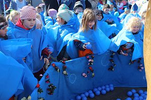Einhundertundzwanzig Kindergartenkinder feierten mit ihren Erzieherinnen und Erziehern das 20. Jubil&auml;um des Schwefel-Sole-Heilbades Bad Langensalza mit einem Festumzug