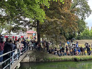 Menschen und Enten am und im Wasser