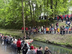 Menschen und Enten am und im Wasser