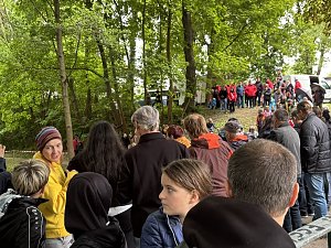 Menschen und Enten am und im Wasser