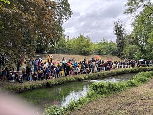 Menschen und Enten am und im Wasser