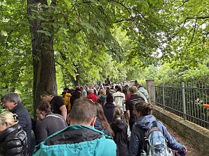 Menschen und Enten am und im Wasser
