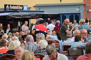 Gute Stimmung auf dem Kornmarkt beim BaLaTon in Bad Langensalza