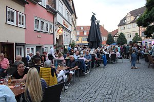 Gute Stimmung auf dem Kornmarkt beim BaLaTon in Bad Langensalza
